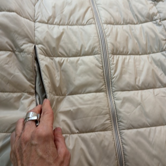 AMAZON ESSENTIALS Stone/Cream Lightweight Water-Resistant Hooded Puffer Coat MED - Picture 4 of 11